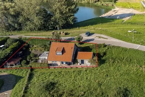 Verspreide huizen in de polder Poederoijen